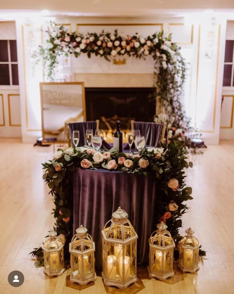 Sweetheart table with lanterns and floral decor